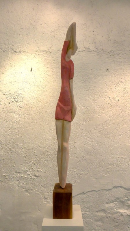 arm u  ber dem kopf 2019  walnussholz farbig gefasst    cm